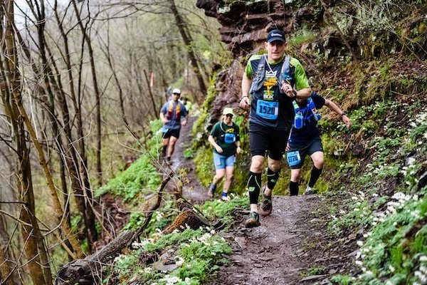 Les bienfaits physiques et mentaux du trail running, avec l'équipement et la sécurité adéquates